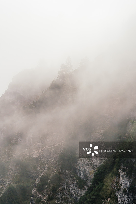 普雷迪格施图尔山上的雾气缭绕的阿尔卑斯山崖图片素材