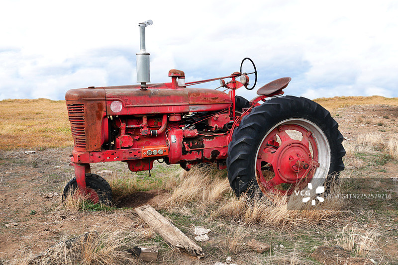 老式农用拖拉机图片素材