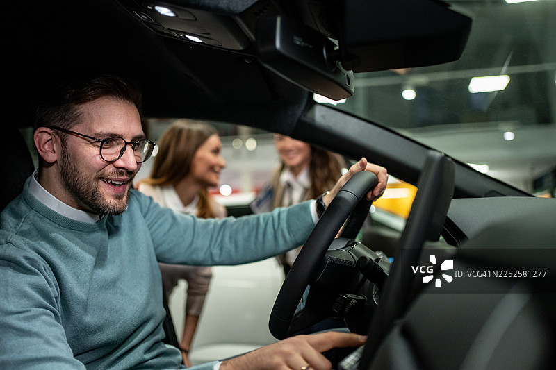 一家人在汽车经销商处购买新车图片素材