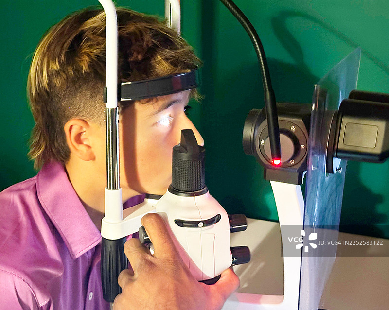 男孩在进行眼科检查。图片素材