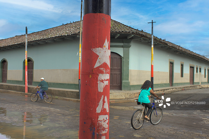 雨后的尼加拉瓜格拉纳达殖民街道图片素材