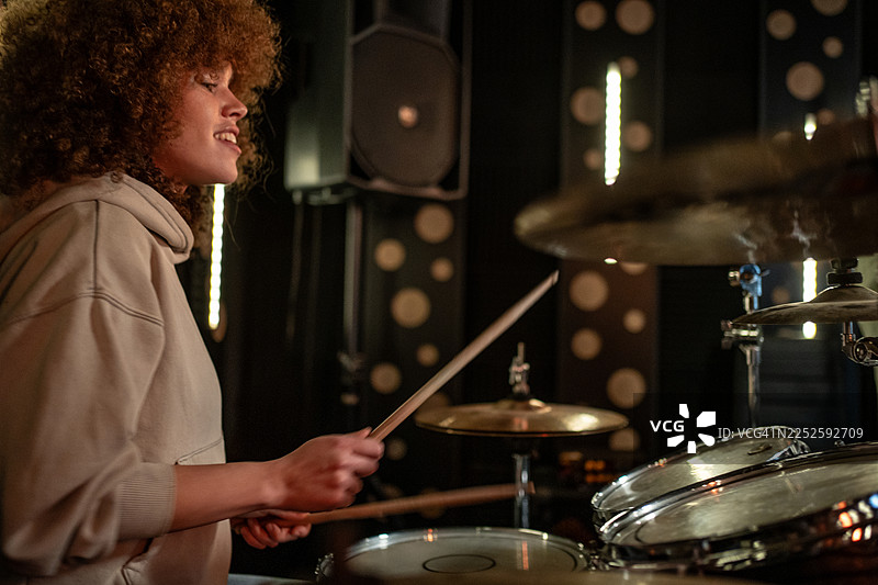 女鼓手在排练时打鼓图片素材