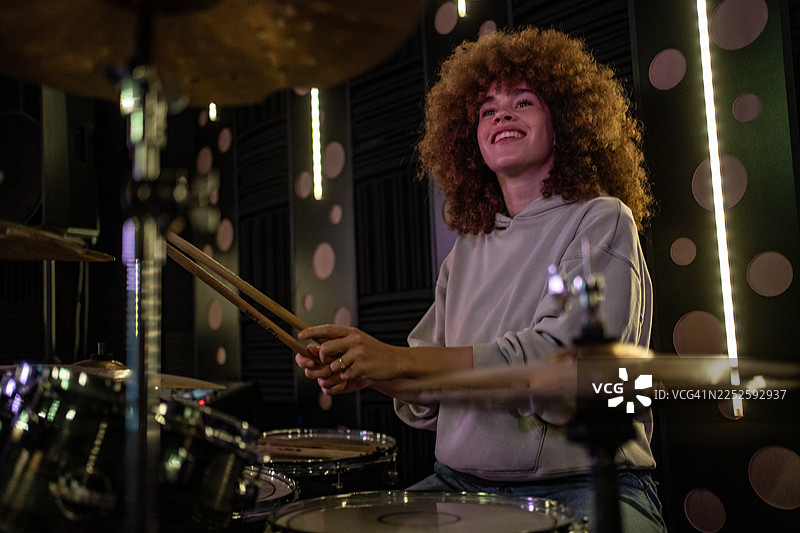 女鼓手在音乐工作室打鼓图片素材