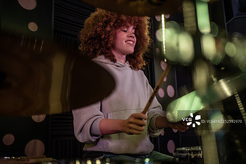 一位女士在音乐工作室里打鼓图片素材