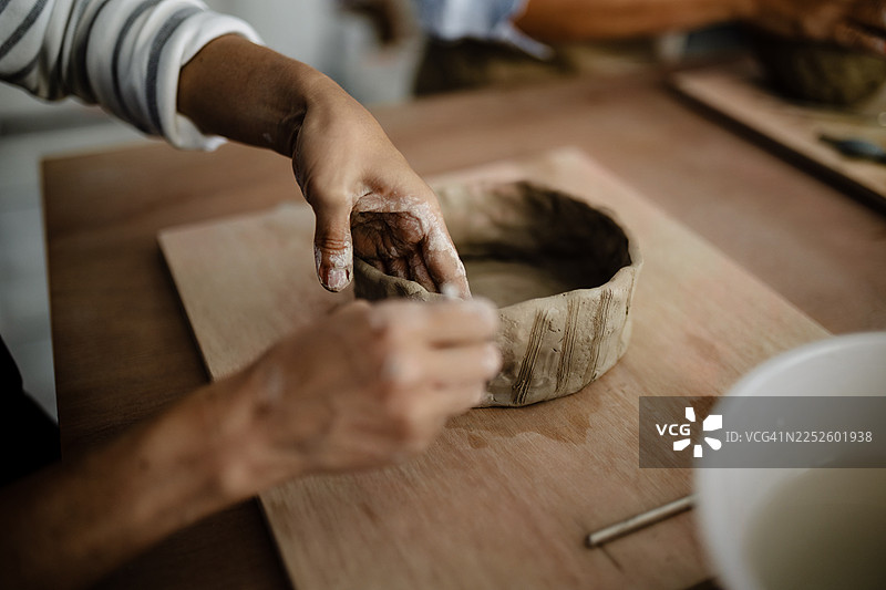 特写：手工揉捏陶土碗图片素材