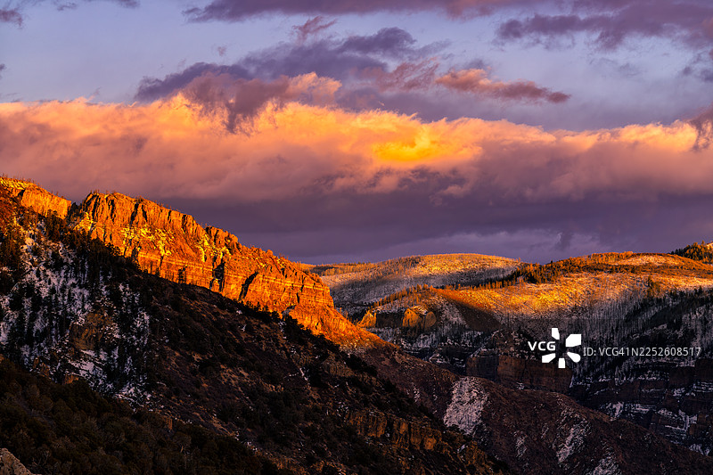 落基山脉的崎岖岩石尖峰地貌，沐浴在金色时段温暖的光芒中图片素材