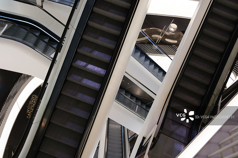 现代自动扶梯的建筑，几何抽象的室内设计图片素材