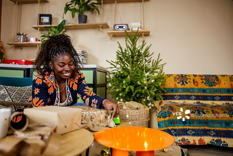 一位女士正在为亲人准备礼物图片素材