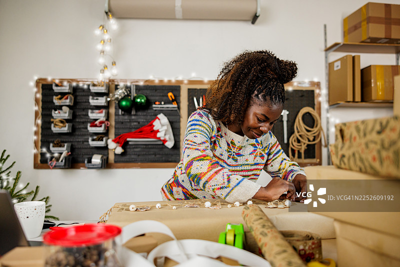创意女性装饰圣诞礼物图片素材