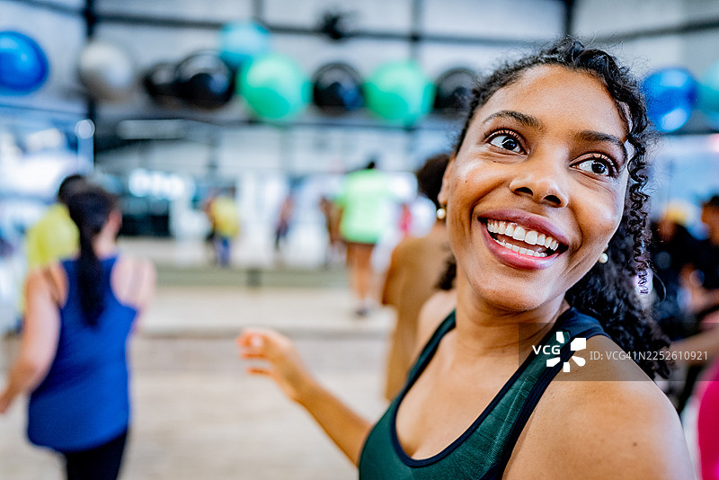 健身中心里，一位中年女性正在上舞蹈课图片素材