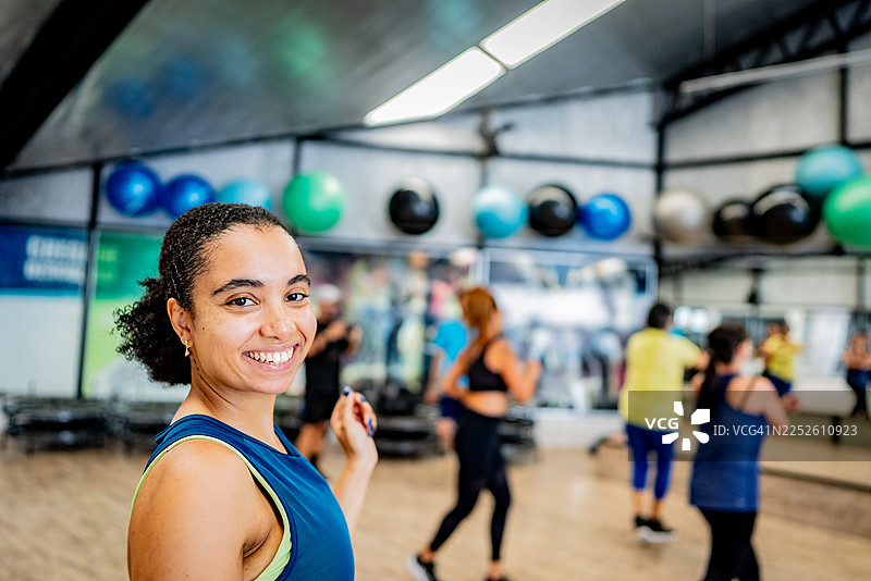 健身房舞蹈课上年轻女子的肖像图片素材