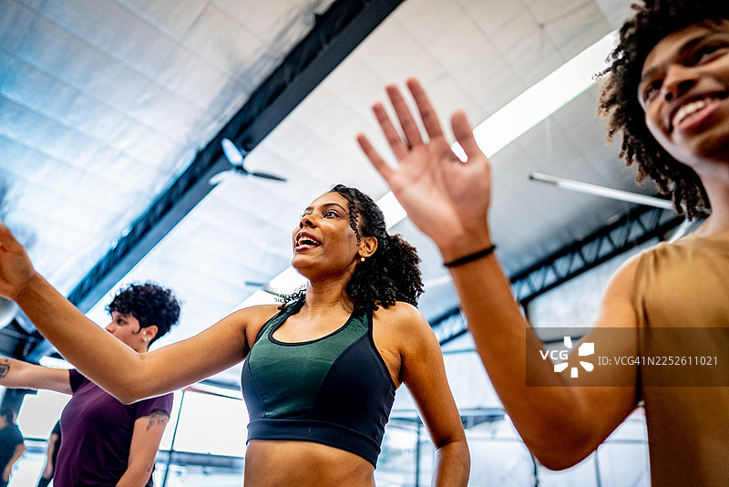 中年女性在健身中心舞蹈课上跳舞图片素材