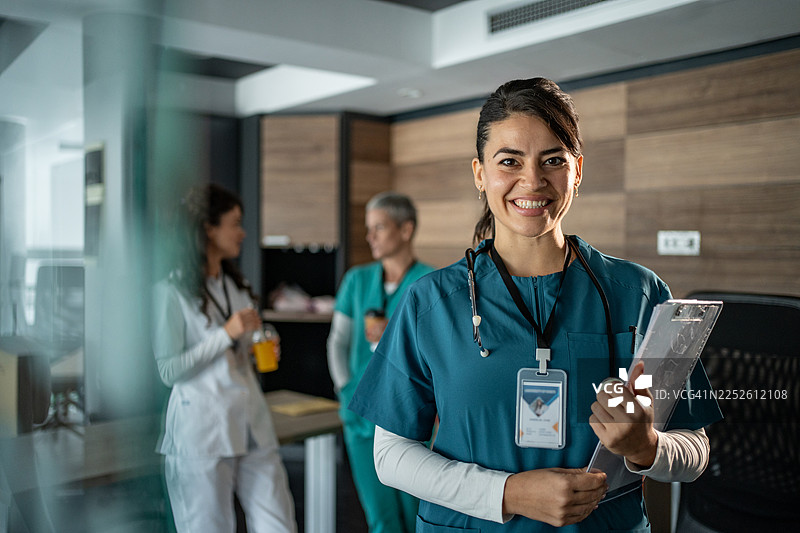 一位面带微笑的女性医务工作者在现代医院工作图片素材
