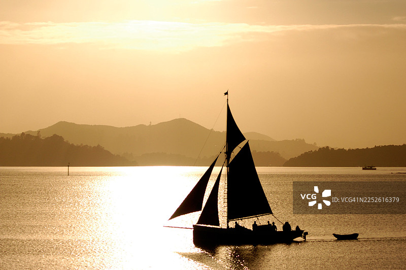 老式双桅帆船的剪影图片素材