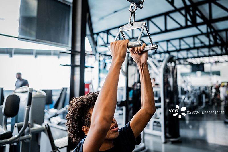 年轻男子在健身房训练图片素材
