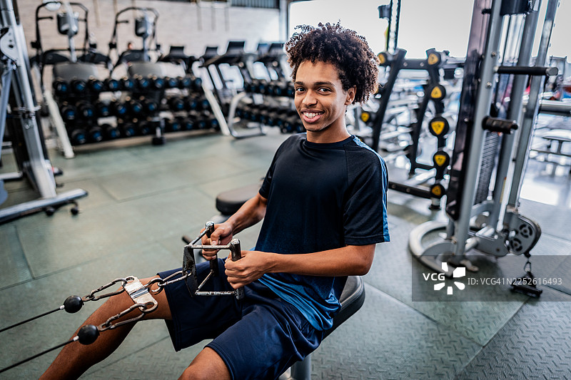 年轻男子在健身房训练的肖像图片素材