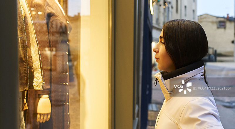 女子在城市街道上逛街选购时尚商品图片素材