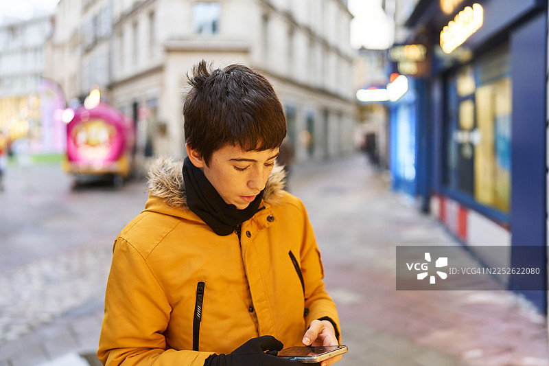 青少年在城市街道户外使用智能手机图片素材