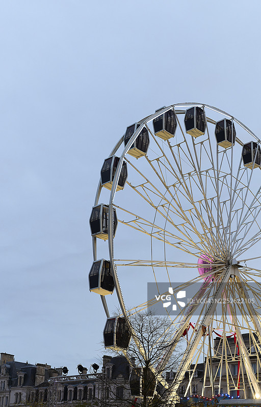 傍晚的天空中，摩天轮被点亮，成为游乐场的 atrakções图片素材