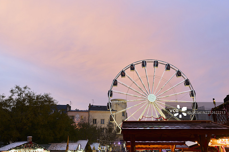 日落时分，摩天轮点亮圣诞集市图片素材