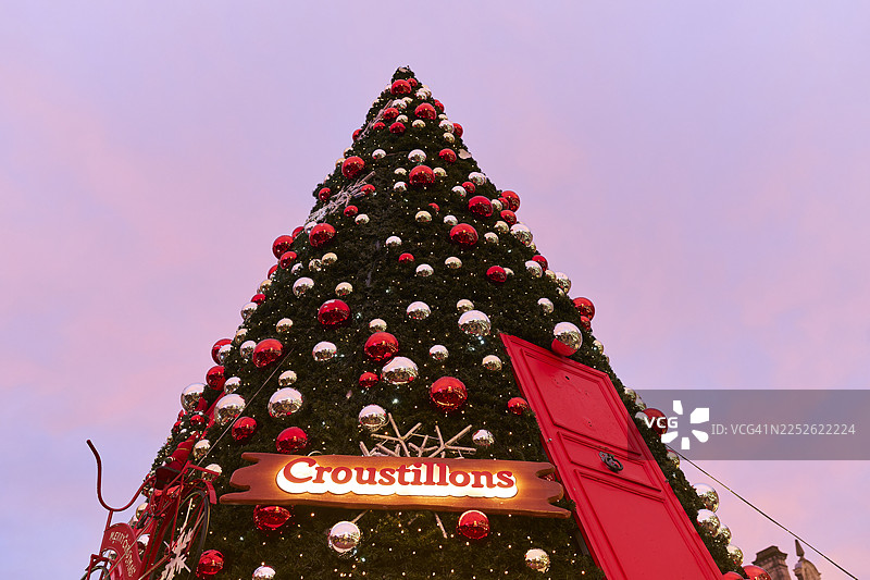 带有红色和金色装饰的巨型圣诞树图片素材