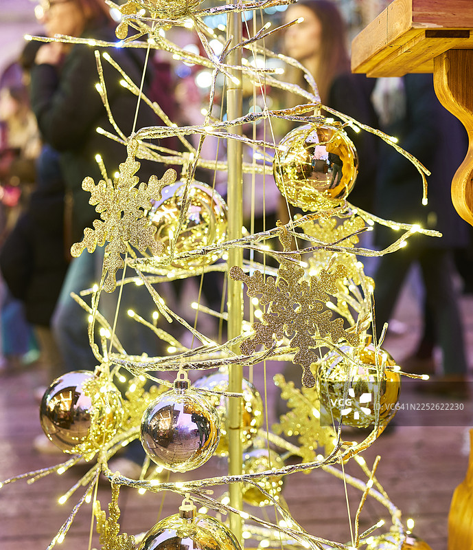 金色的圣诞装饰品和彩灯装饰着节日集市图片素材