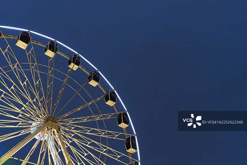 游乐园的摩天轮照亮夜空图片素材