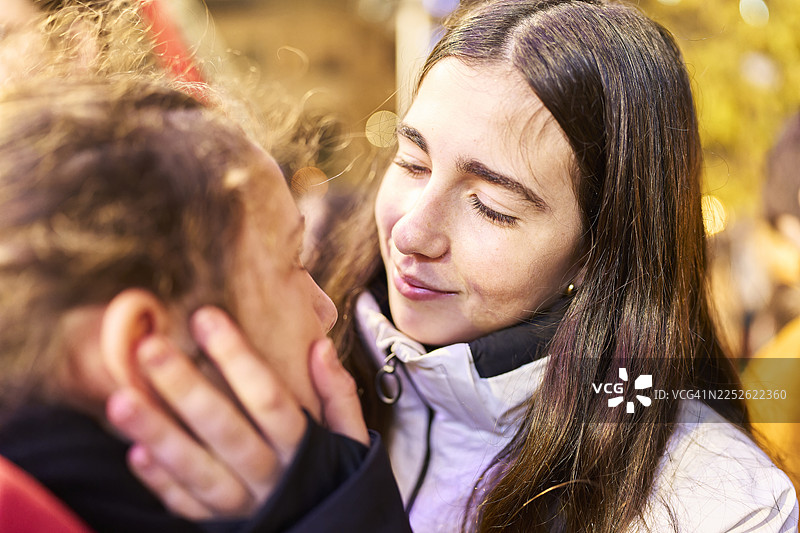 年轻夫妇在冬季假期期间表达爱意图片素材