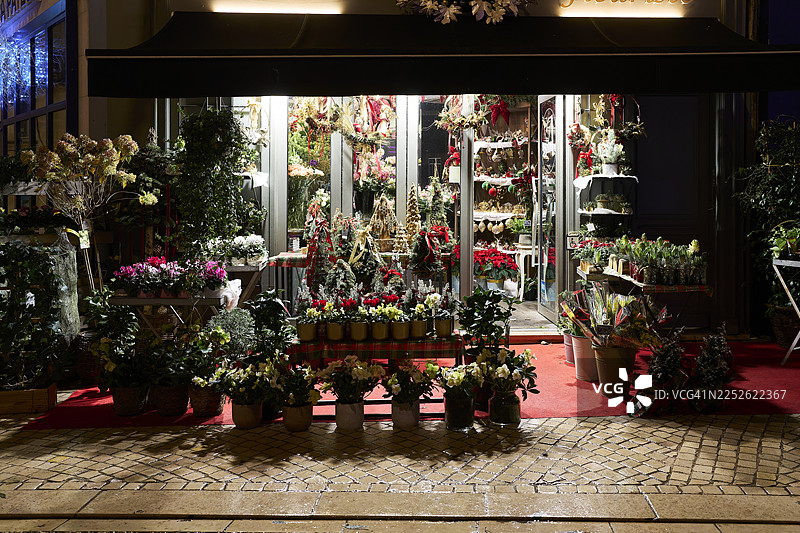 花店在圣诞假日季的夜晚进行装饰图片素材