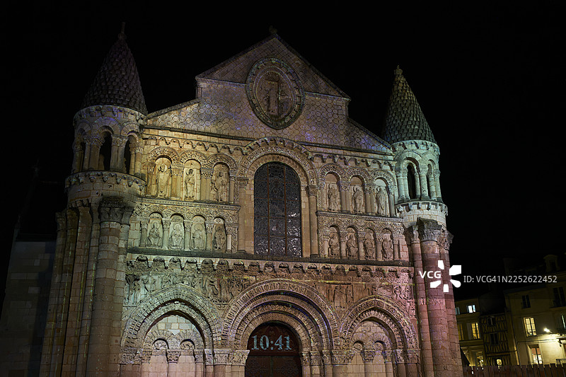 普瓦捷圣母圣殿大教堂的灯光秀外墙图片素材