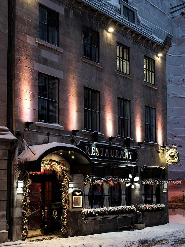 夜幕下的魁北克市，灯火辉煌的餐厅图片素材