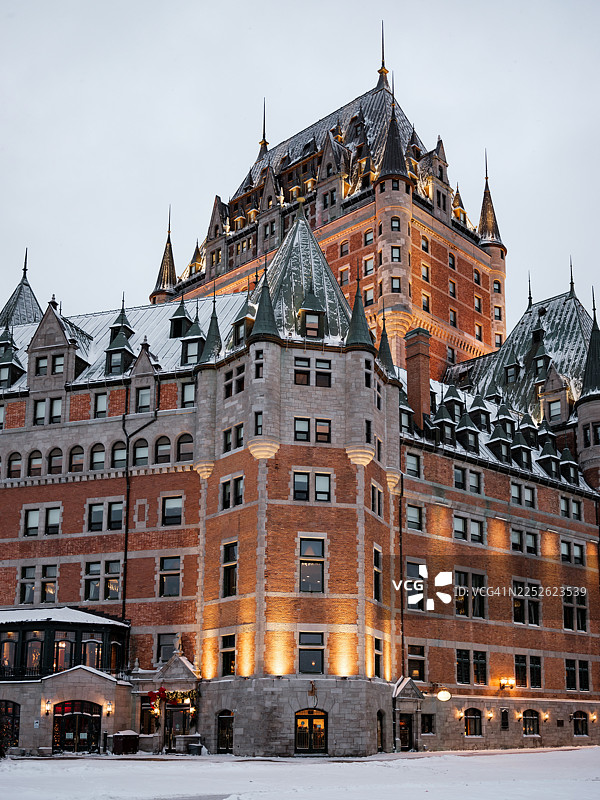 冬季的费尔蒙芳堤娜城堡，灯火辉煌。图片素材
