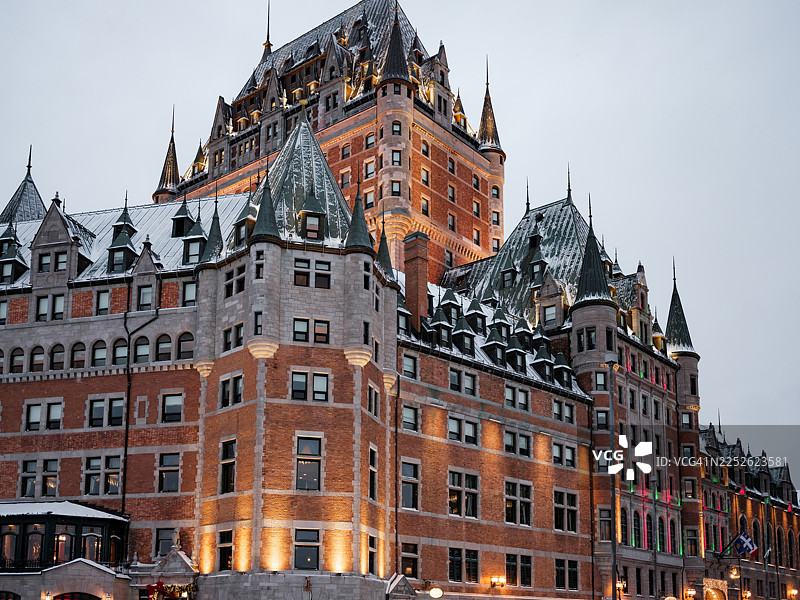 冬季被照亮的芳提纳克城堡。图片素材