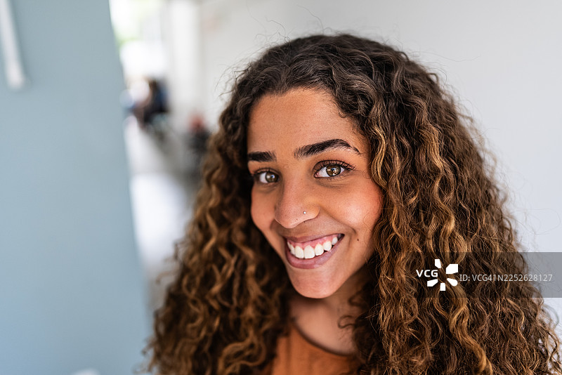 年轻女子在家中的肖像图片素材