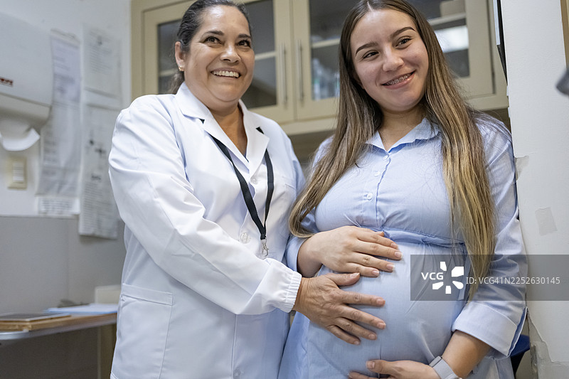 医生为孕妇提供医疗护理图片素材