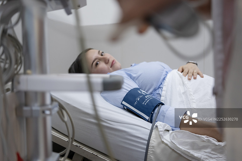 医生为孕妇提供医疗护理图片素材