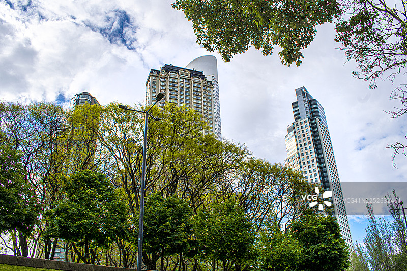 建筑、摩天大楼和公园。布宜诺斯艾利斯，阿根廷，布宜诺斯艾利斯。图片素材