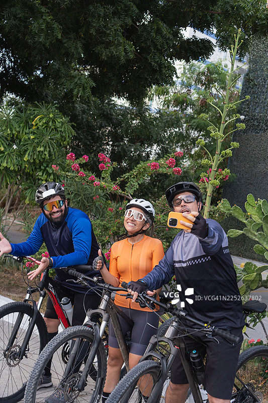 一群朋友在户外骑行时自拍图片素材