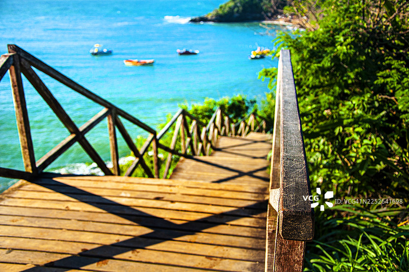 通往海滩的楼梯。巴西里约热内卢州阿马桑卢斯-杜斯布齐乌斯市的奥索斯海滩。图片素材