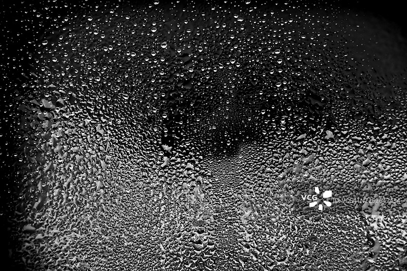 灰色磨砂玻璃纹理背景。抽象渐变亮光反射和闪亮的粗糙纹理表面图片素材