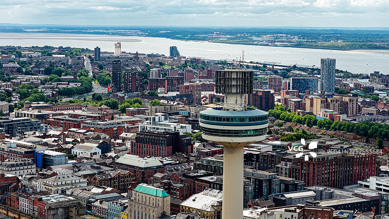 圣约翰灯塔（又称无线电城塔）的空中视角，利物浦，现代观景塔和广播地标，矗立在城市建筑之上，西北英格兰的城市天际线和旅游概念图片素材