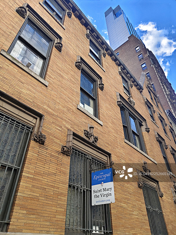 纽约市曼哈顿中城圣玛丽圣公会教堂。这座历史悠久的教堂以其法式哥特式建筑而闻名/纽约时代广场，美国图片素材