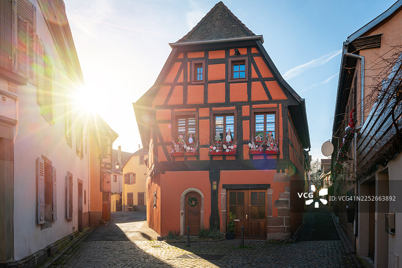法国阿尔萨斯省的半木结构房屋和阳光图片素材