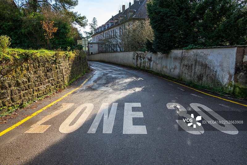 住宅街道上的30区域限速标志图片素材