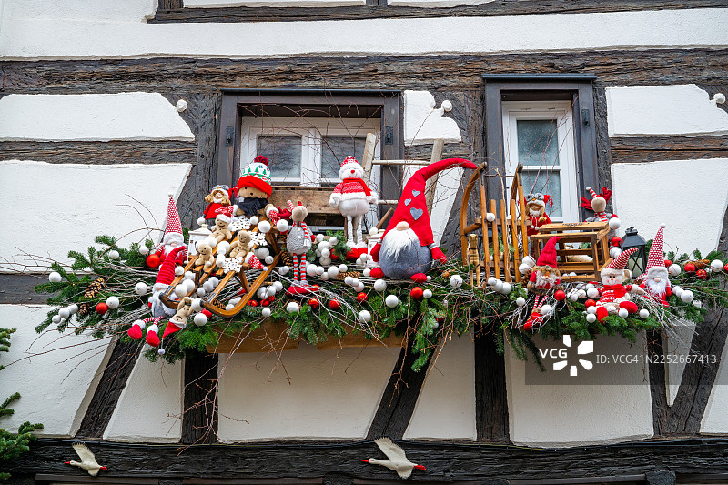 传统木屋阳台上的圣诞装饰图片素材