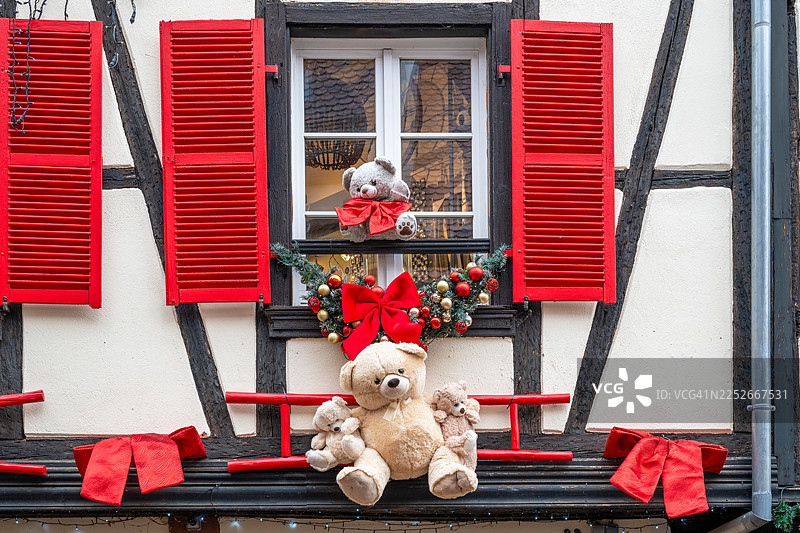 历史建筑阳台上的圣诞泰迪熊图片素材