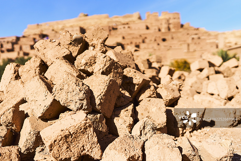 古老的艾特本哈杜卡斯巴古城和一堆土坯砖图片素材