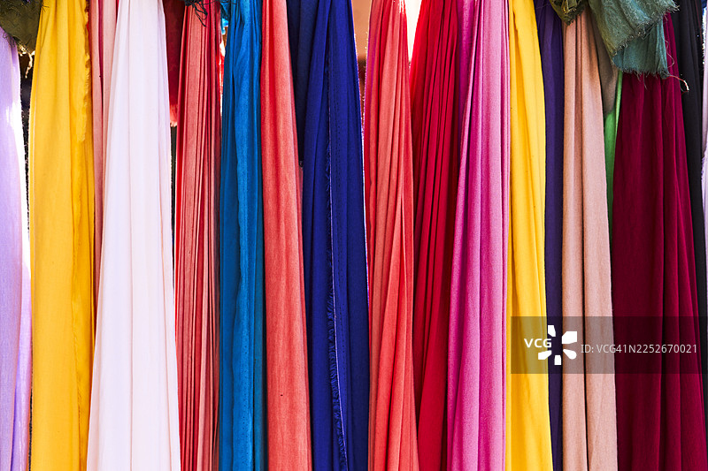 色彩鲜艳的布艺围巾悬挂展示图片素材