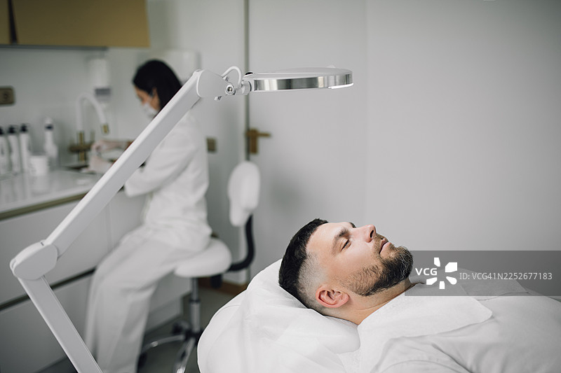诊所内男性治疗图片素材