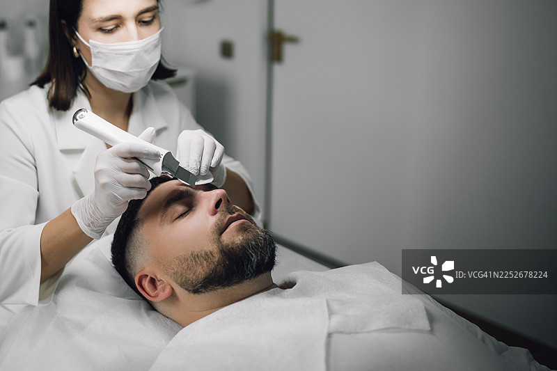 水疗中心奢华男士面部护理图片素材